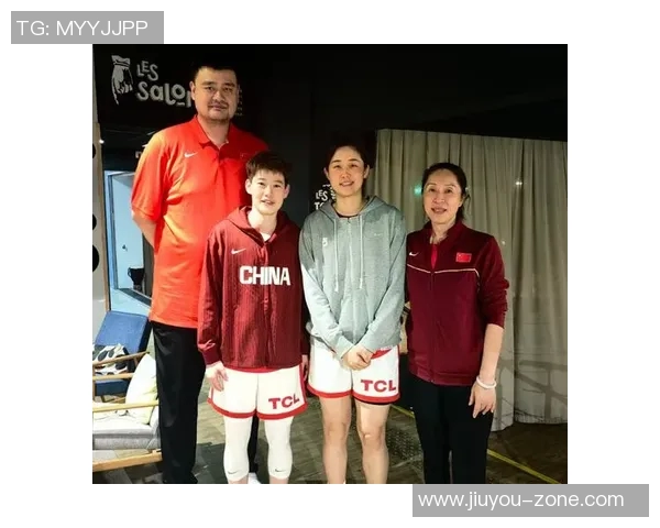 姚明与众星合影留念展现篮球魅力与友谊的珍贵瞬间